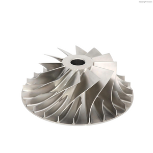 Primer plano de una rueda de compresor de palanquilla mecanizada por CNC de 5 ejes con acabado de fresado puntual para turbocompresores de alto impulso