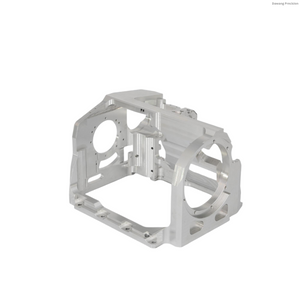 Bo&icirc;tier structurel en aluminium usin&eacute; CNC avec de grands al&eacute;sages circulaires et nervures renforc&eacute;es pour les &eacute;quipements de robotique et d'automatisation.